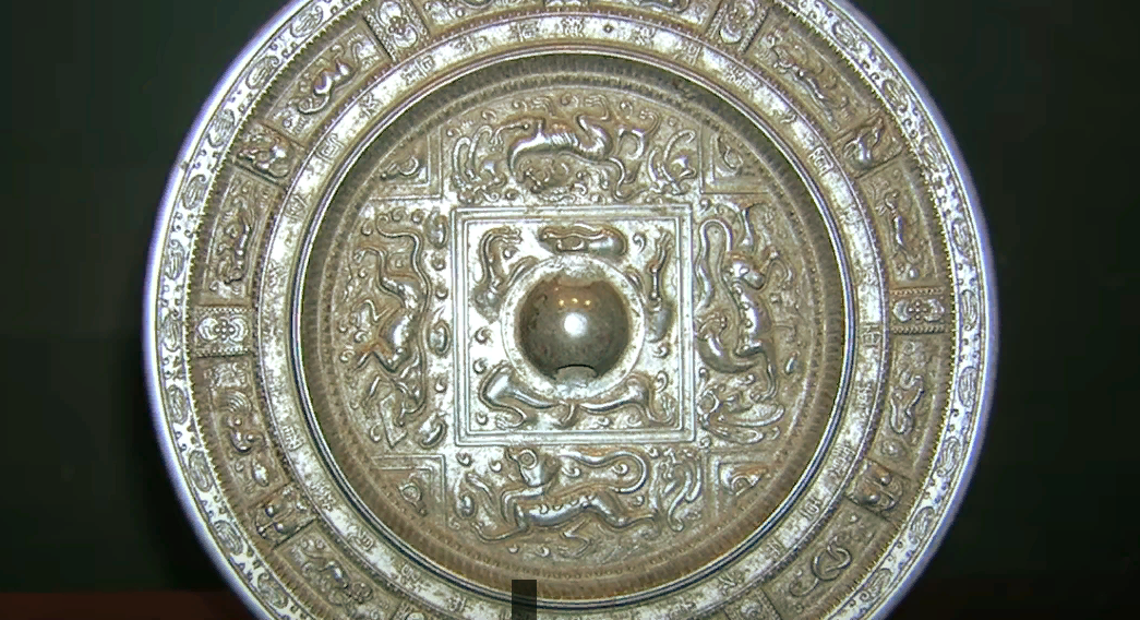 Есть одна интересная деталь этих зеркал:  выпуклый элемент узора в центре. Возможно, именно он был носителем определённой функции. Предположительно он использовался для того, чтобы установить и зафиксировать зеркало в необходимом месте. Источник: https://kulturologia.ru/blogs/270920/47681/