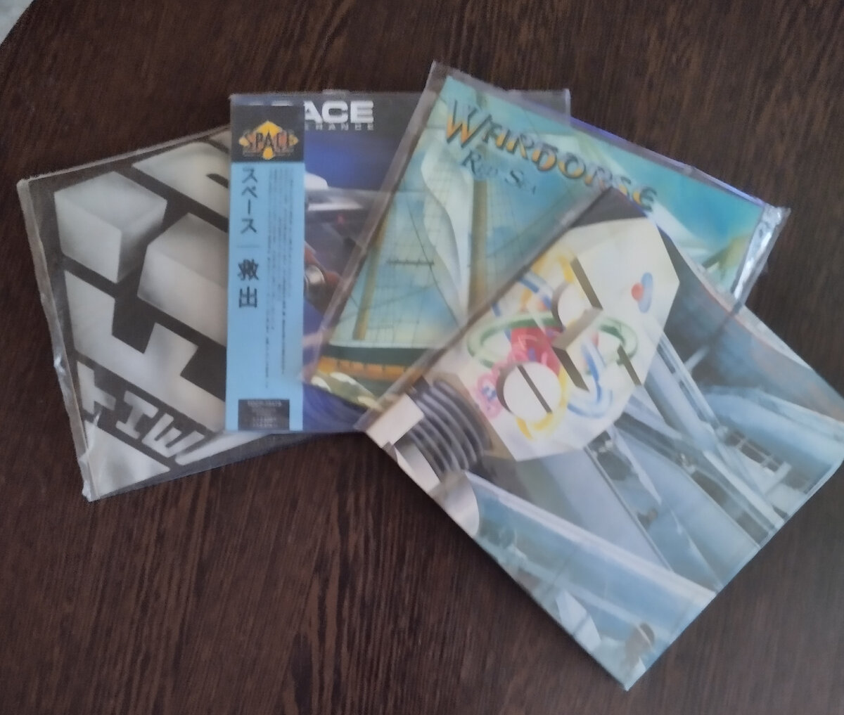 Так называемый мини-винил.Новое японское ноу-хау. В основе своей это обычный компакт-диск,только оформлен он как точная копия виниловой пластинки.