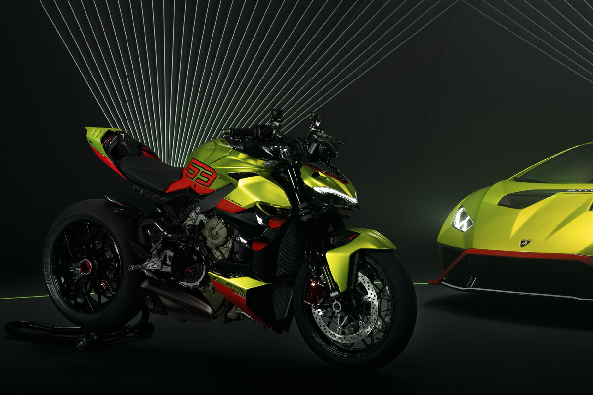 Мотоциклы, стилизованные под суперкары, в Ducati начали выпускать уже под руководством VAG. До этого лимитированные версии посвящали спортивным достижениями, делая акцент на их самобытности.