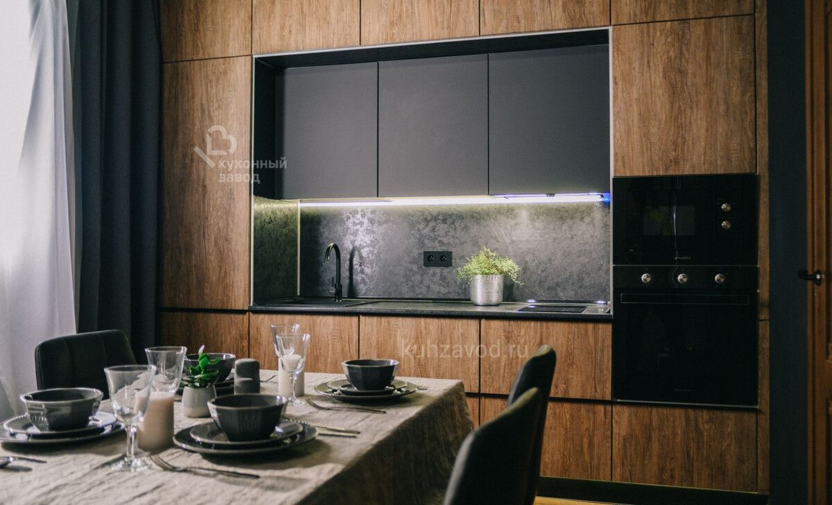 Гарнитур «Портофино». Фасады выполнены из МДФ под плёнкой ПВХ, столешница и стеновая панель – из ЛДСП в декоративной отделке. Такие материалы без проблем прослужат до следующего ремонта