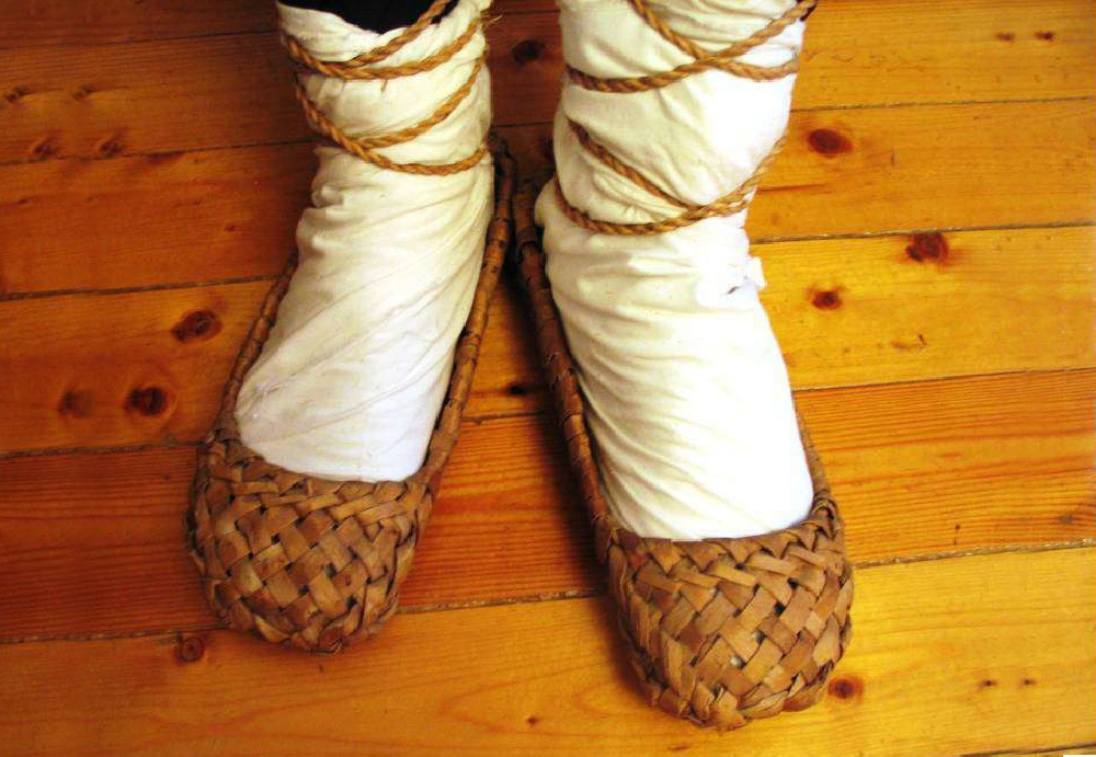 Обувь древней Руси онучи. Онучи это в древней Руси. Онучи одежда в древней Руси. Лапти обувь древней Руси.