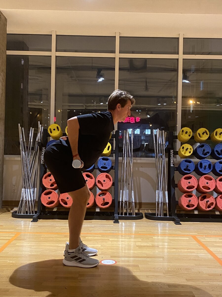 Тяните локти строго вверх, разводить их в стороны не нужно. Коснитесь гантелями низ живота, задержитесь в этом положении на две секунды, теперь медленно опустите руки вниз.