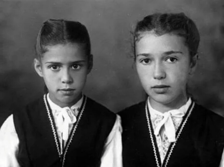 Ира (слева) с сестрой