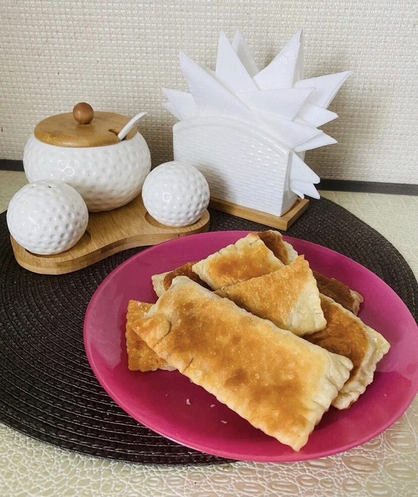 Пирожки из пресного теста с клубничным джемом или вареньем