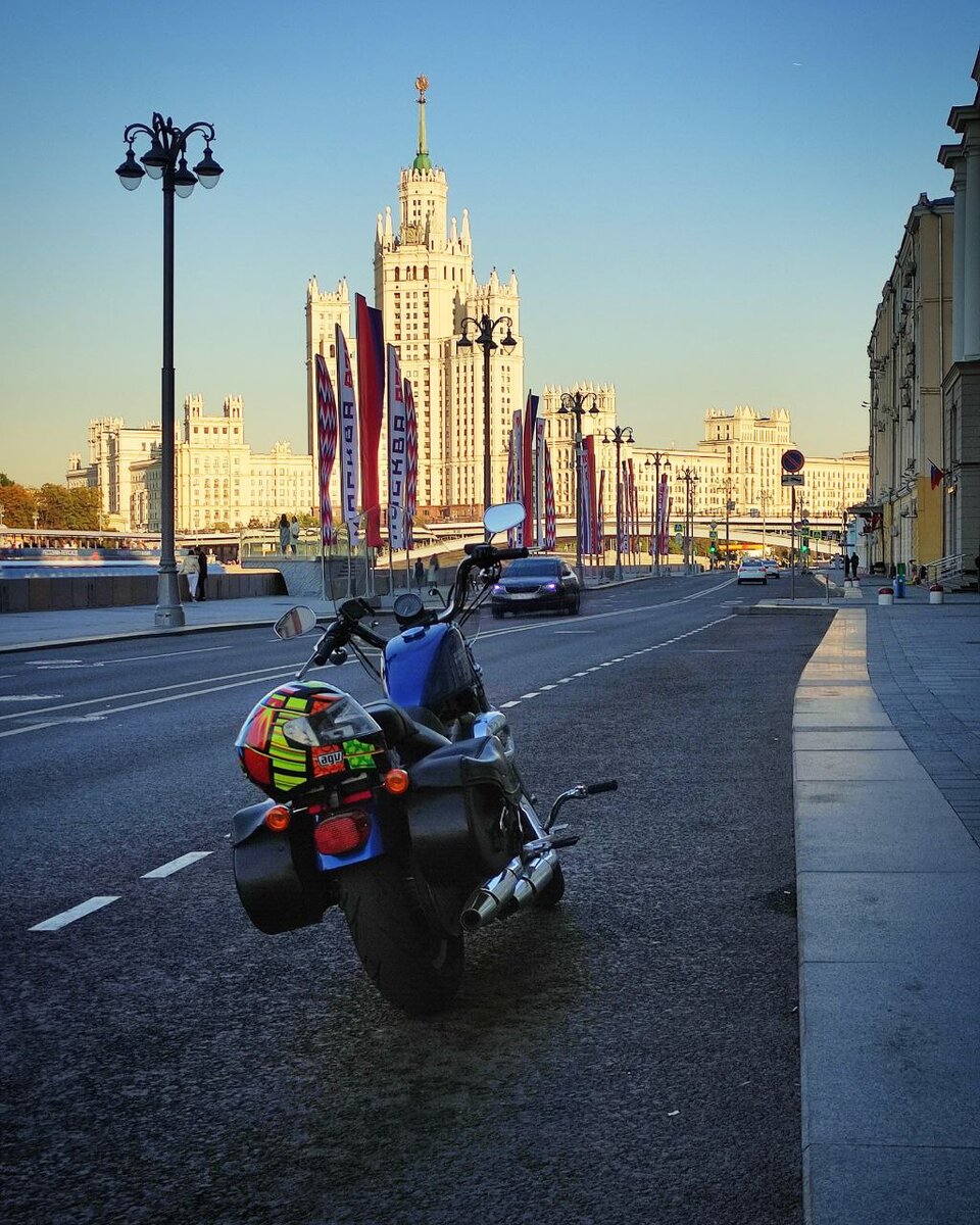 Катаюсь по Москве на новом мото.