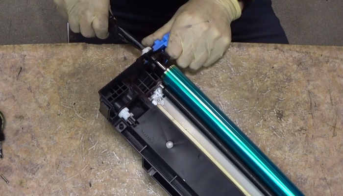 Фото 89. Пробка, закрывающая заправочное отверстие