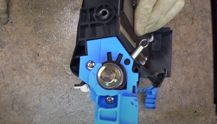 Фото 96. Устанавливаем обратно пружину, которую мы снимали на фото 20