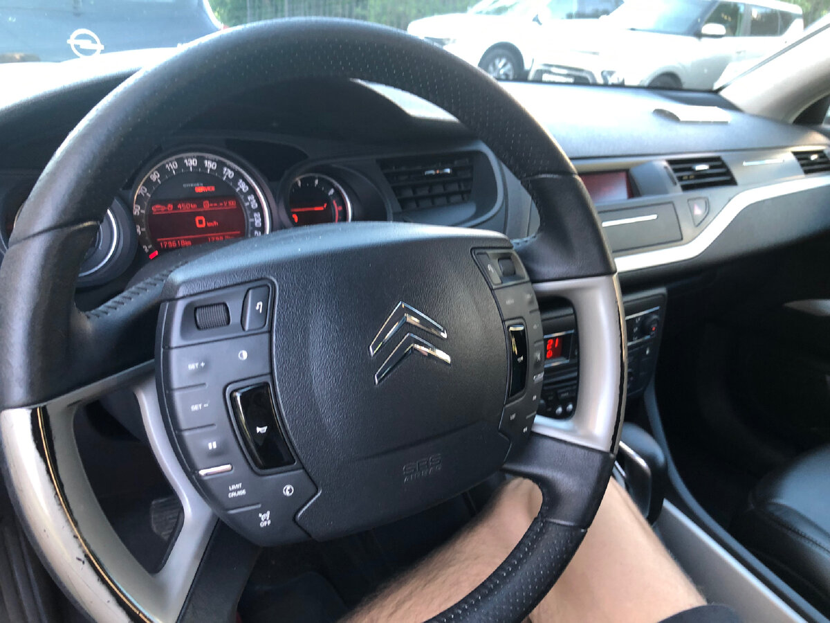 (Вы можете заметить на данном фото износ пластиковых вставок на руле, что хорошо подтверждает то, что машина часто эксплуатируется и по сей день. Сервис горел из-за того, что трубка, идущая на турбину при замене была плохо закреплена. Конечно, не из приятных вещей, когда тебя этим чуть до инфаркта не доводят, только замена турбины была! P.s по итогу все хорошо!)