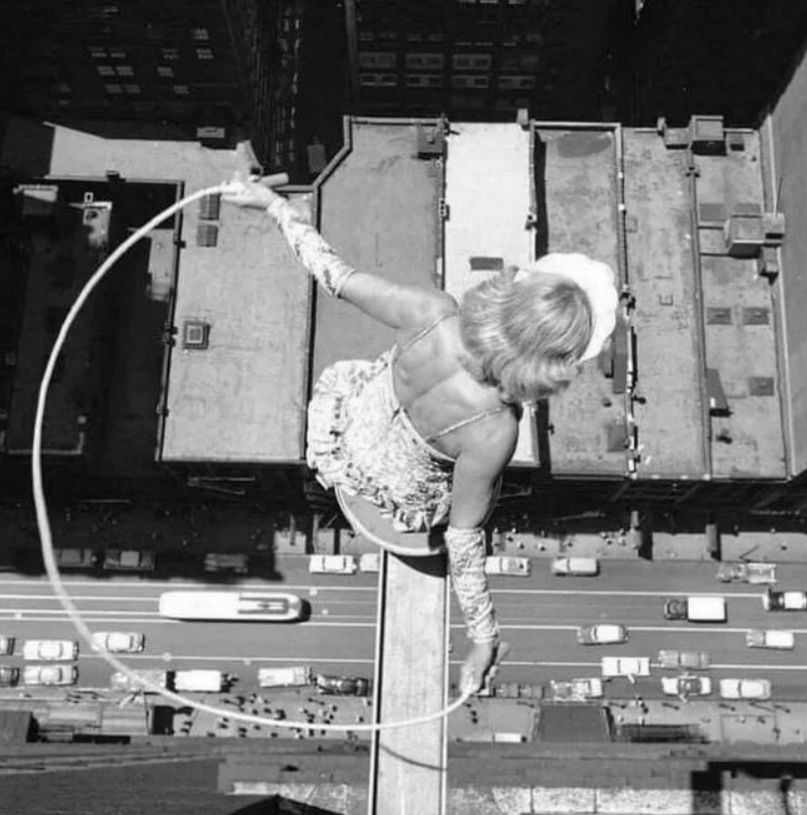 Прыжки воздушной гимнастки на скакалке на высоте 20-этажного здания в Чикаго. 1955 год