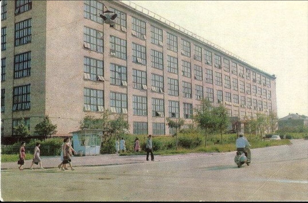 Вот такой я её помню - волшебный Хогвартс моего детства с оранжереями, типографскими станками и партами корректоров - с наклонными столешницами.