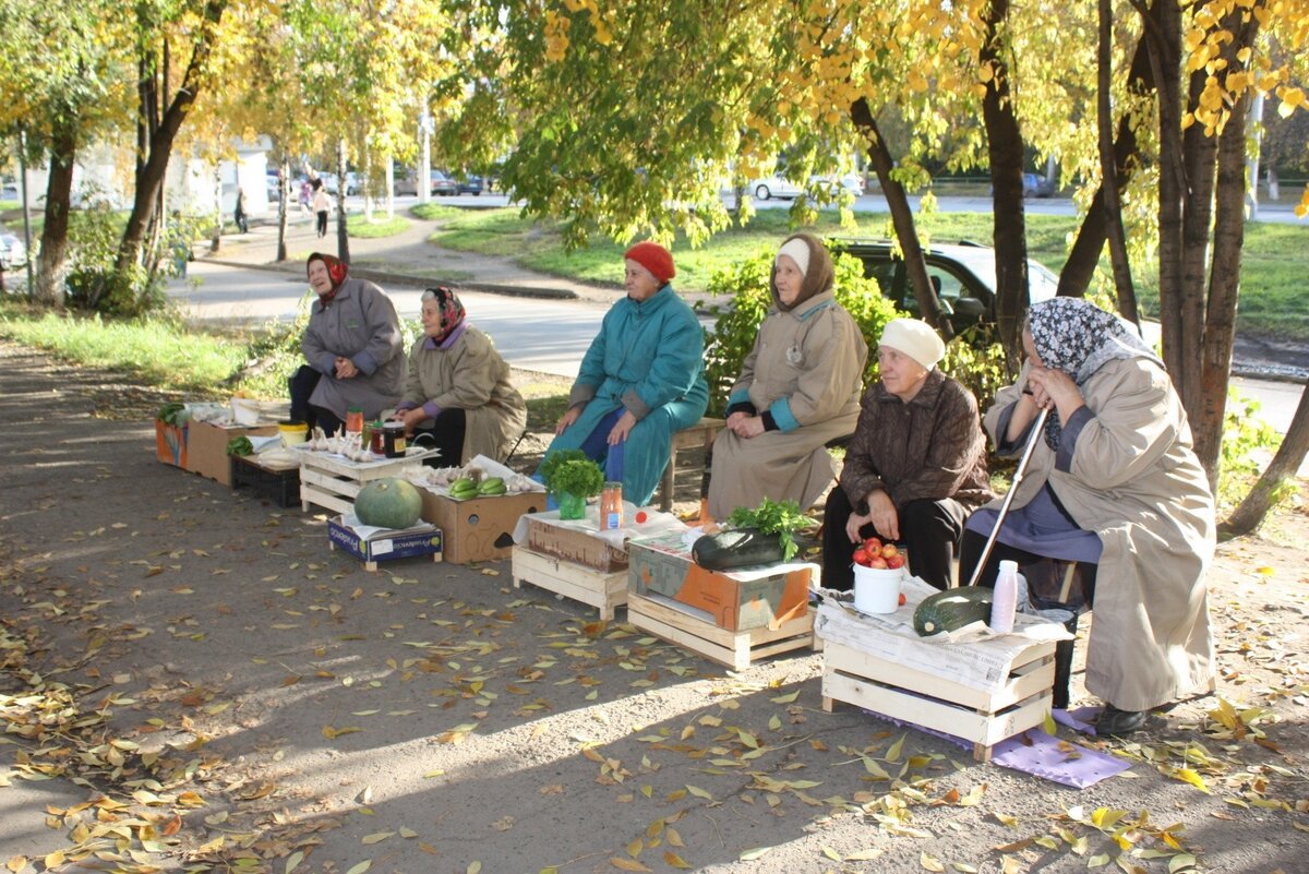 Фото отсюда https://habinfo.ru/wp-content/uploads/2016/05/babki-torguyut.jpg