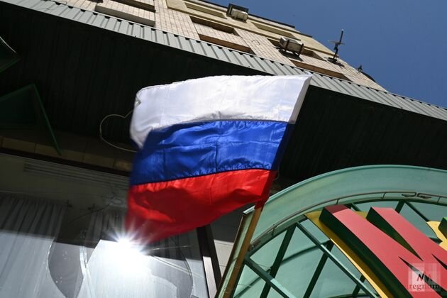    Флаг России развевается в Донбассе Александр Погожев © ИА REGNUM
