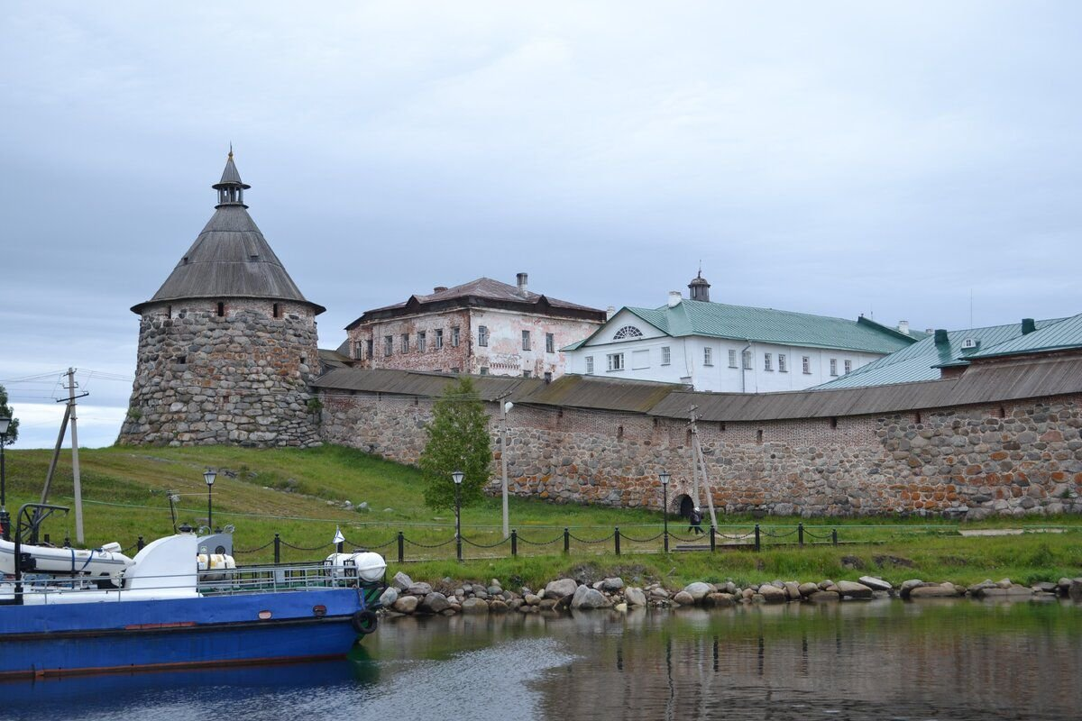 Вид на монастырь с моря