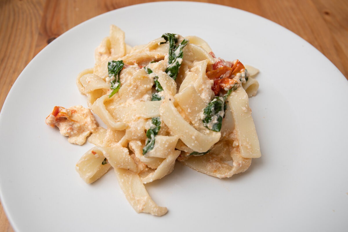 Паста с брынзой, помидорами черри и шпинатом.