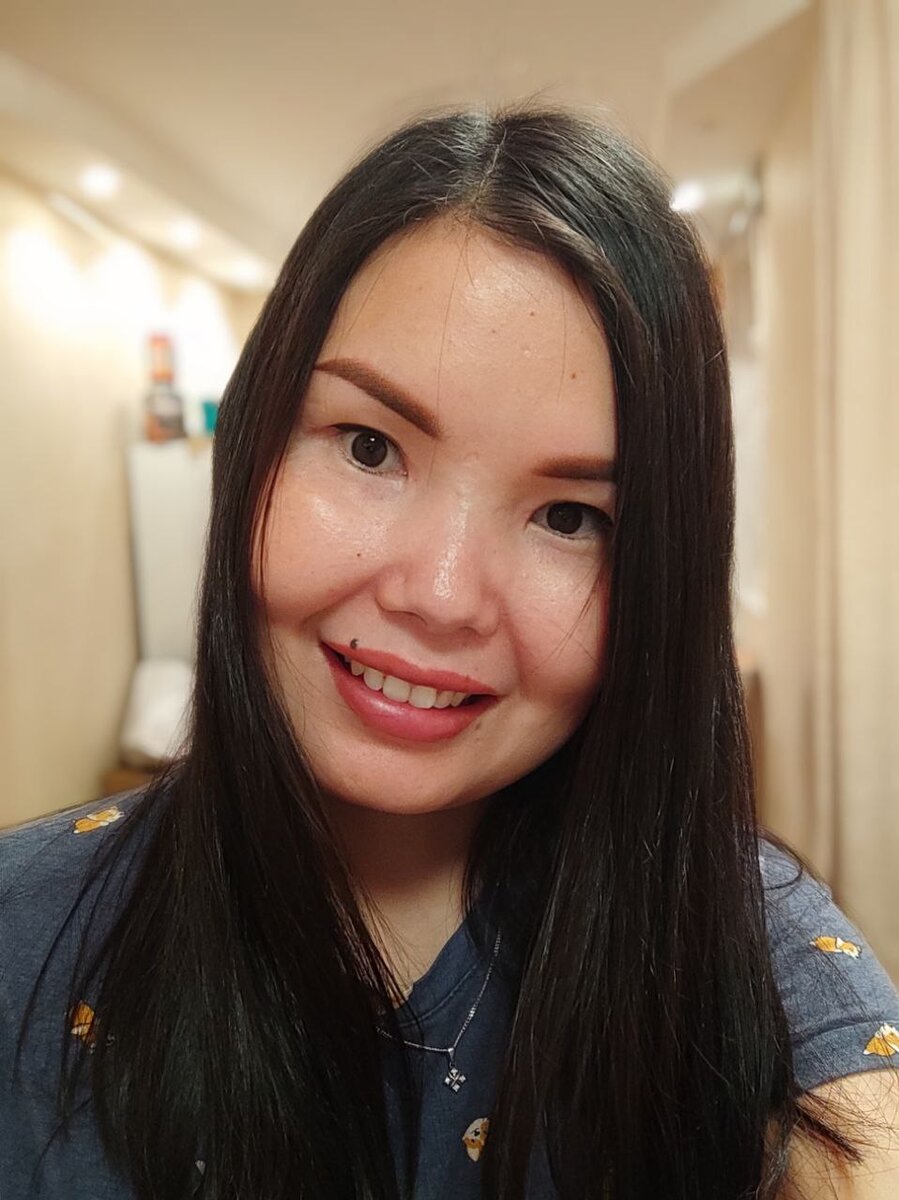  
👉🏻Миф 1: Человек не срывается, когда у него есть мотивация худеть 

Мотивация – это хорошая и завлекательная штука. Но к срывам она не имеет отношения. 
Можно хоть на холодильник повесить новое платье размера S, купленное специально для мотивации – от срывов это не убережёт. 

Все потому, что правильное питание – это не спринт, это марафон, а в идеале – образ жизни. Он не заканчивается. Когда мы воспринимаем питание как нечто, нужное только для достижения цели, сорваться с него гораздо легче. 

👉🏻 Миф 2: Человек срывается, потому что у него не хватает силы воли. 

Можно просто сказать, что, мол, вот, опять сорвалась, силы воли недостаточно. Но её ни у кого не достаточно! 

Что такое воля? Это, по сути, умение заставлять себя делать то, что противоречит желаниям. 
Оно у всех присутствует в достаточной степени, чтобы мы каждое утро вставали и шли на работу. Значит, и на питание должно хватать. 

Настоящая проблема в том, что сила воли – это крайне ограниченный ресурс. Мы можем раз себе отказать, два раза, три – а потом ресурс выдыхается.

Если мы не создаём обстоятельства, в которых новая привычка приносит нам удовольствие, необходимость держаться только на силе воли приводит к срыву. 

Наша задача – действовать более продуманно. 
Когда выбор стоит между пачкой чипсов и морковкой, мы выбираем чипсы не из-за вкуса. Просто на то, чтобы вскрыть пакет с чипсами, уходит меньше времени и сил, чем на то, чтобы помыть, почистить и порезать морковку. 

Не надейтесь на силу воли. Просто уберите любимые конфеты из ящика, приготовьте правильную еду на пару дней и организуйте возможность полезных перекусов. И тогда выбор между вредной и полезной едой станет проще в разы. 

👉🏻 Миф 3: Человек срывается из-за чувства голода.

Если это диета – да, такое возможно. Но правильное питание потому и называется правильным, что не вредит организму. На ПП мы получаем все необходимые вещества, поддерживая баланс. И не голодаем. 

Почему и как это достигается – я писала здесь (https://t.me/tanya_saxonova_channel/55).

👉🏻 Миф 4: Причина срывов – невкусная еда.

На самом деле правильное питание очень вкусное. Просто оно не настолько насыщенное различными добавками, как те же гамбургеры или торты. 

Вкус есть, но он мягче, слабее выражен. Для вкусовых рецепторов, привыкших к ярким вкусам, поначалу правильная еда кажется пресной. 

Но наш мозг умеет забывать. И через месяц правильного питания он забывает о вкусе неправильного, и гречка с курицей начинают ощущаться как и должны: не пресными, а насыщенными и вкусными. 

👉🏻 Миф 5: Мы срываемся, потому что нам необходимо заедать стресс. 

Единственное слово, которое делает этот миф мифом – «необходимо». 

На самом деле наш организм может справляться со стрессом множеством разных способов: дыхательные практики, психологические приемы, техники работы с телом… Все это тоже позволяет нам расслабиться. 

Но самый простой и привычный большинству людей с лишним весом способ – это еда. 

Именно поэтому текущая ситуация очень опасна срывами для тех, кто сейчас худеет. Уровень стресса зашкаливает. 

Хотите, подскажу способ, который позволит не сорваться? Если да – ставьте 🔥.