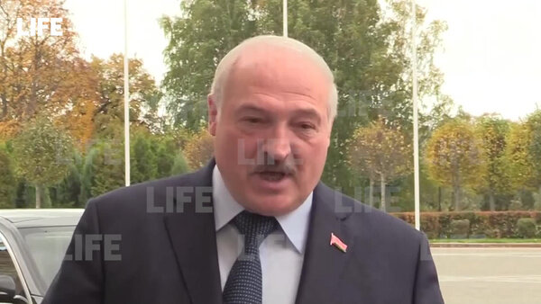 Лукашенко заявил, что подарит Путину на день рождения трактор. Видео © LIFE