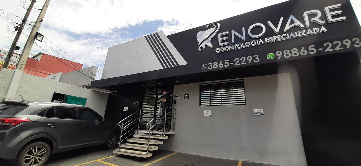 Вход в стоматологию. Элио возле входа стоит.