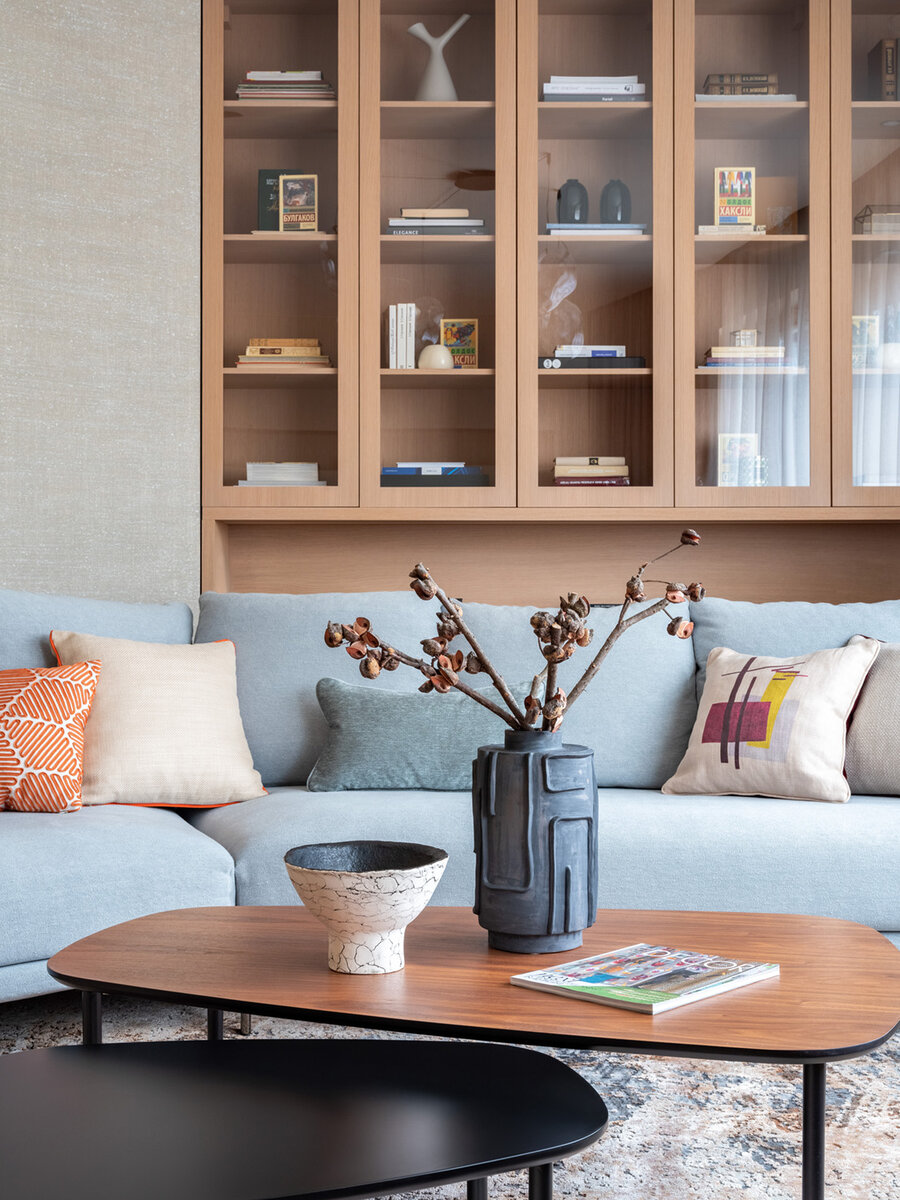 Современный шик и элегантность. Естественные цвета и оригинальный дизайн в квартире нестандартной планировки