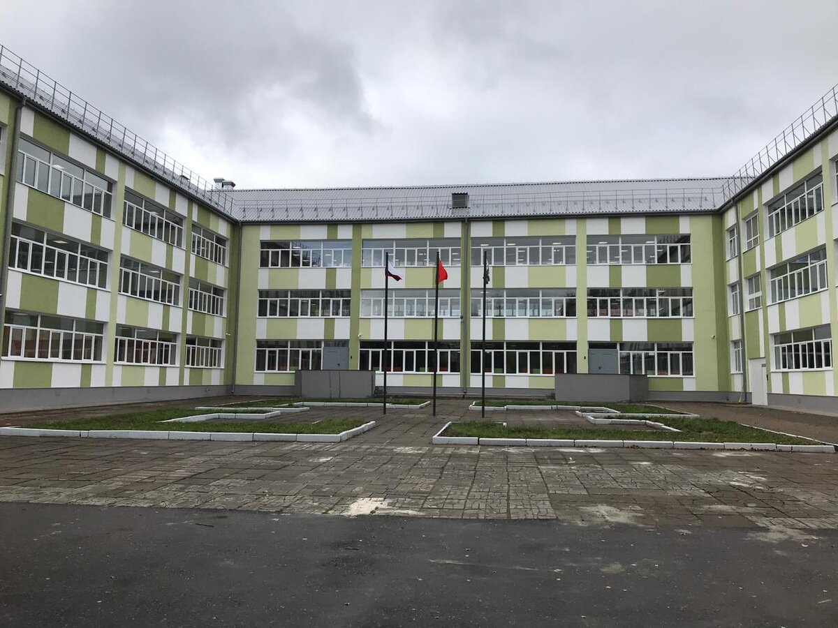 Внешний вид Шаховской гимназии, уже с обновленным фасадом