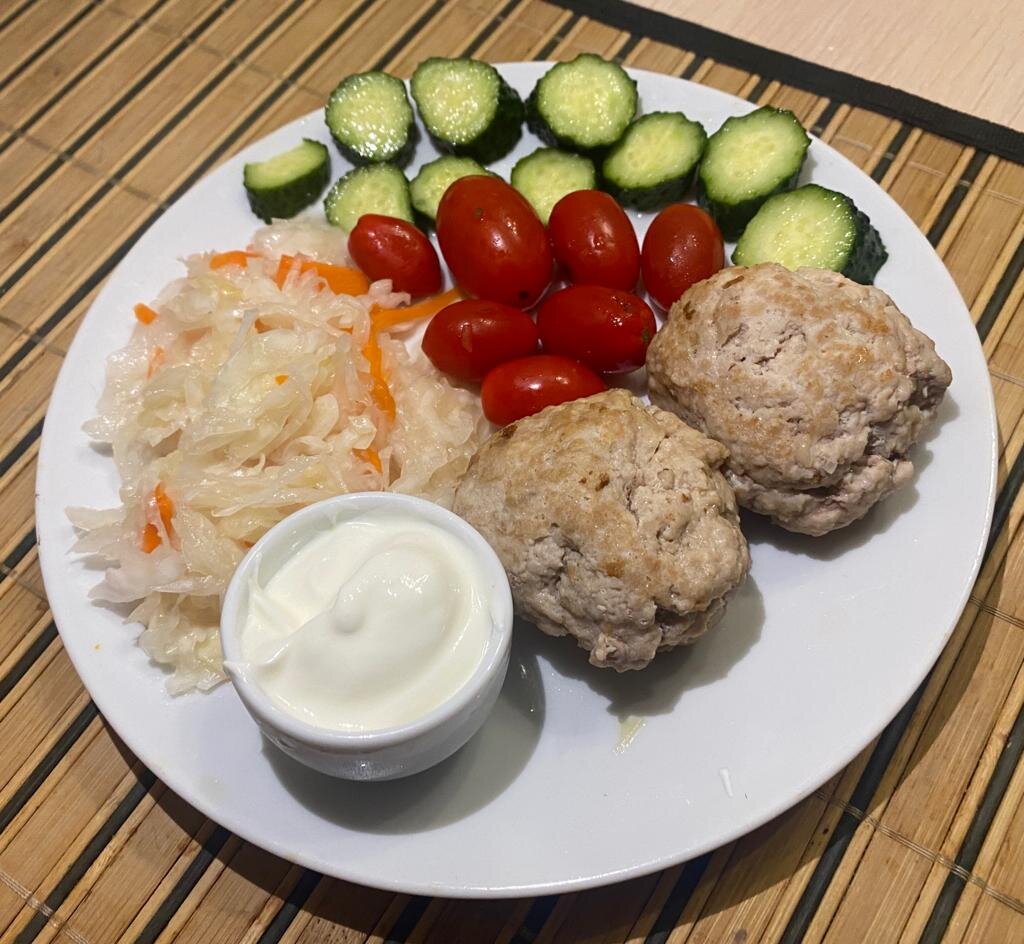 Когда я отправляю сына самостоятельно собрать свою тарелку из того, что есть в холодильнике, он делает как-то так. Вот это нормальный выбор, а не бутеры и фастфуд.