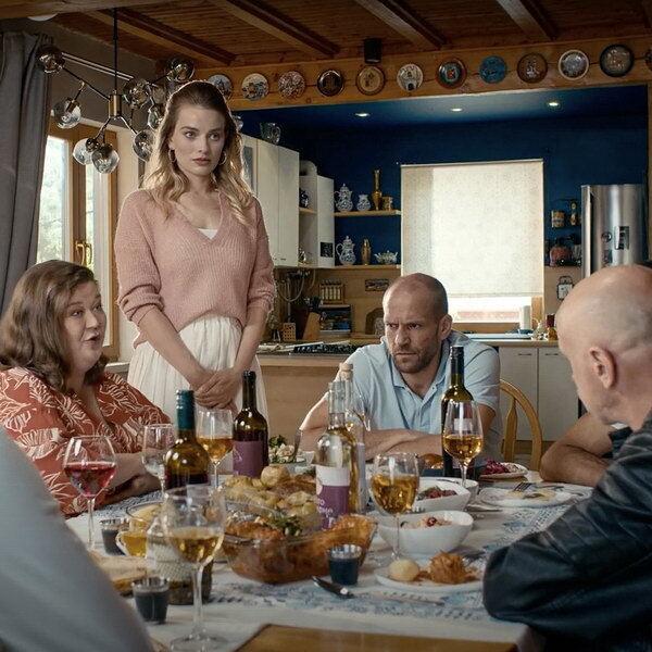     Джейсон Стэйтем празднует юбилей в России в дипфейк-сериале «ПМЖейсон»