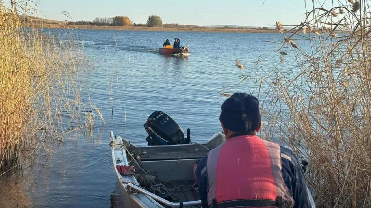    Спасатели в лодках:ДЧС Акмолинской области