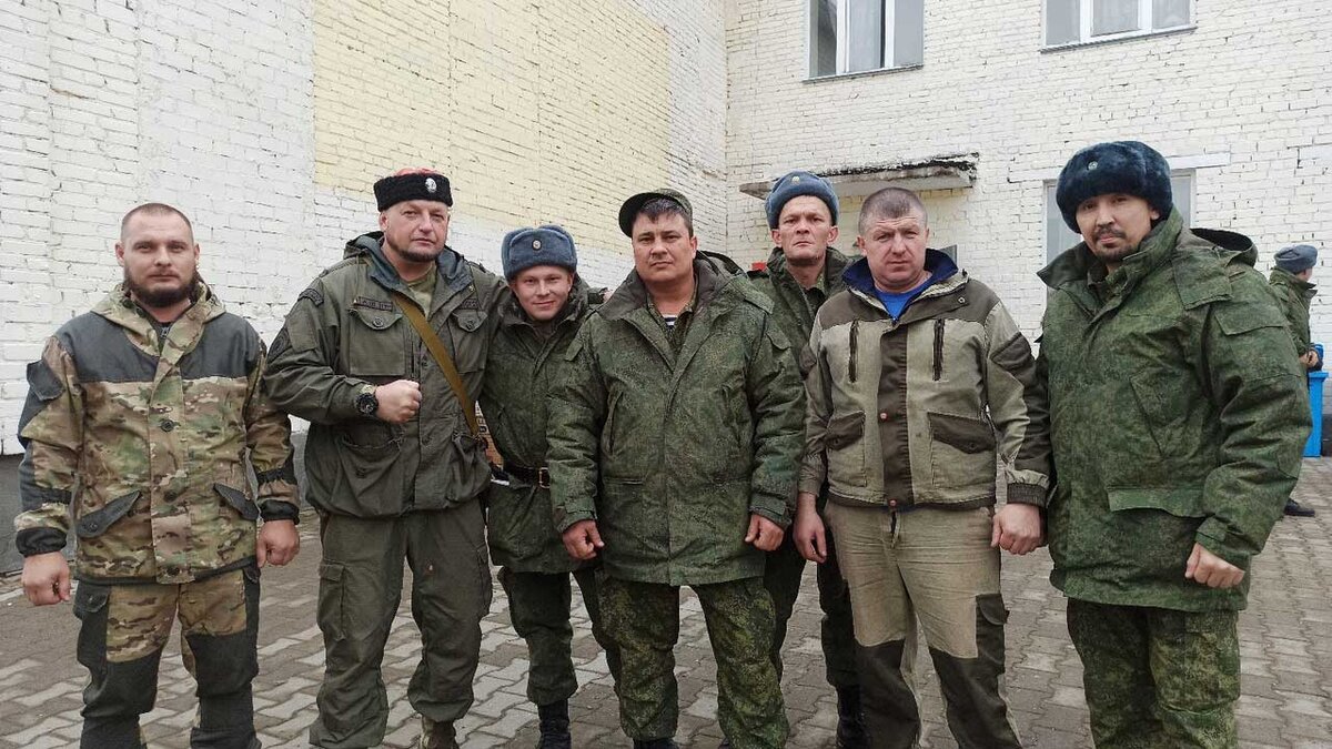 Кунгуряки, призванные на службу в рамках частичной мобилизации, в учебном центре города Елань