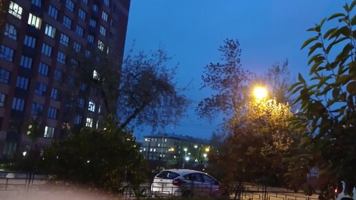 Житуха в 80 дзен. Летающий объект в небе сегодня. В небе летает объект с зелеными огнями. Вчера в небе над Москвой пролетели неопознанные объекты. Летающий объект в небе летом 2022
