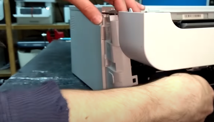 Фото 3. Снимаем боковую крышку