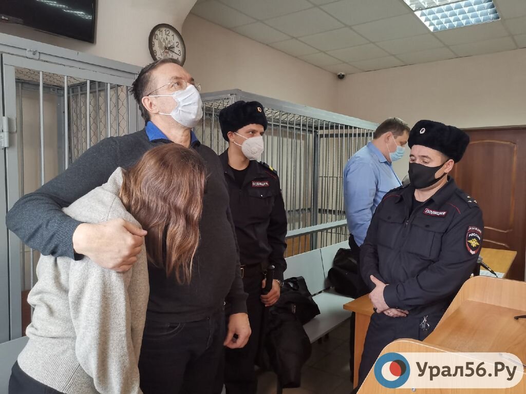    Главному экс-судмедэксперту Оренбургской области Андрею Громову вынесли приговор. Ему придется заплатить 750 тыс руб