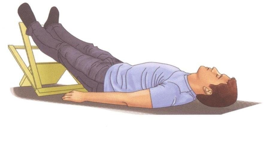 Уложить человека необходимо вот таким образом