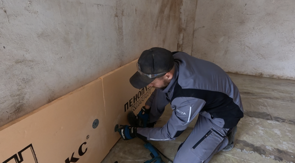 Перед утеплением пола, установил первый ряд утеплителя на стены 