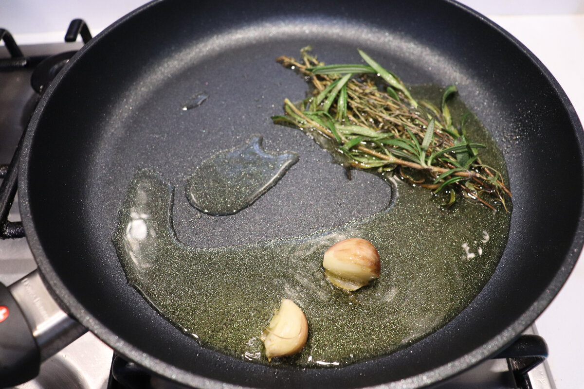 Слегка обжариваем розмарин, тимьян и чеснок