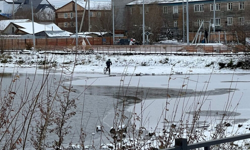    В Салехарде на озере Лебяжьем школьники устроили «тест-драйв» неокрепшего льда
