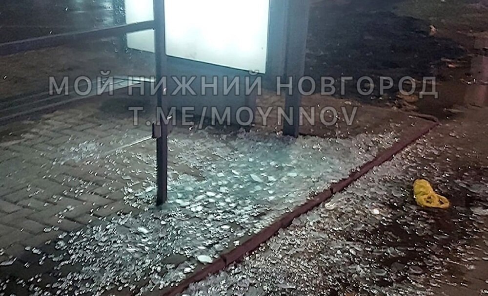    Сейчас по всей остановочной площадке разбросаны осколки Анастасия Красушкина