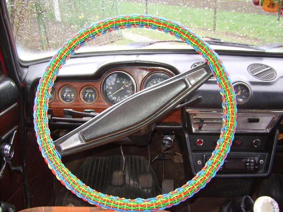 Довольно яркая и красивая оплетка