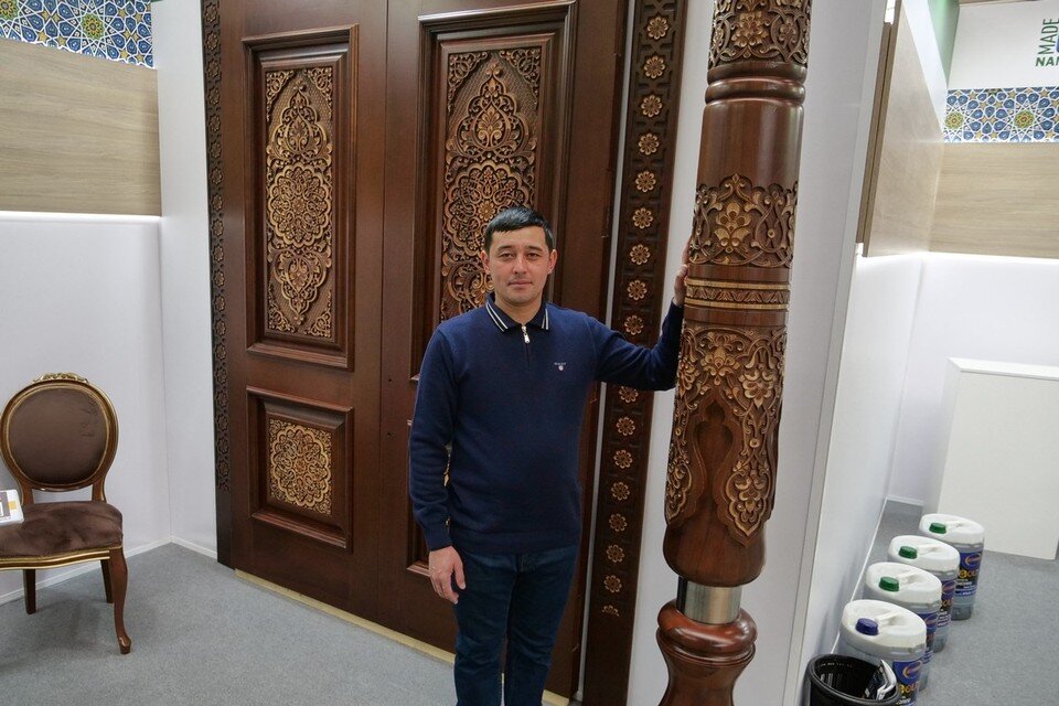     Огромные резные двери изготавливают из ореха Светлана МАКОВЕЕВА