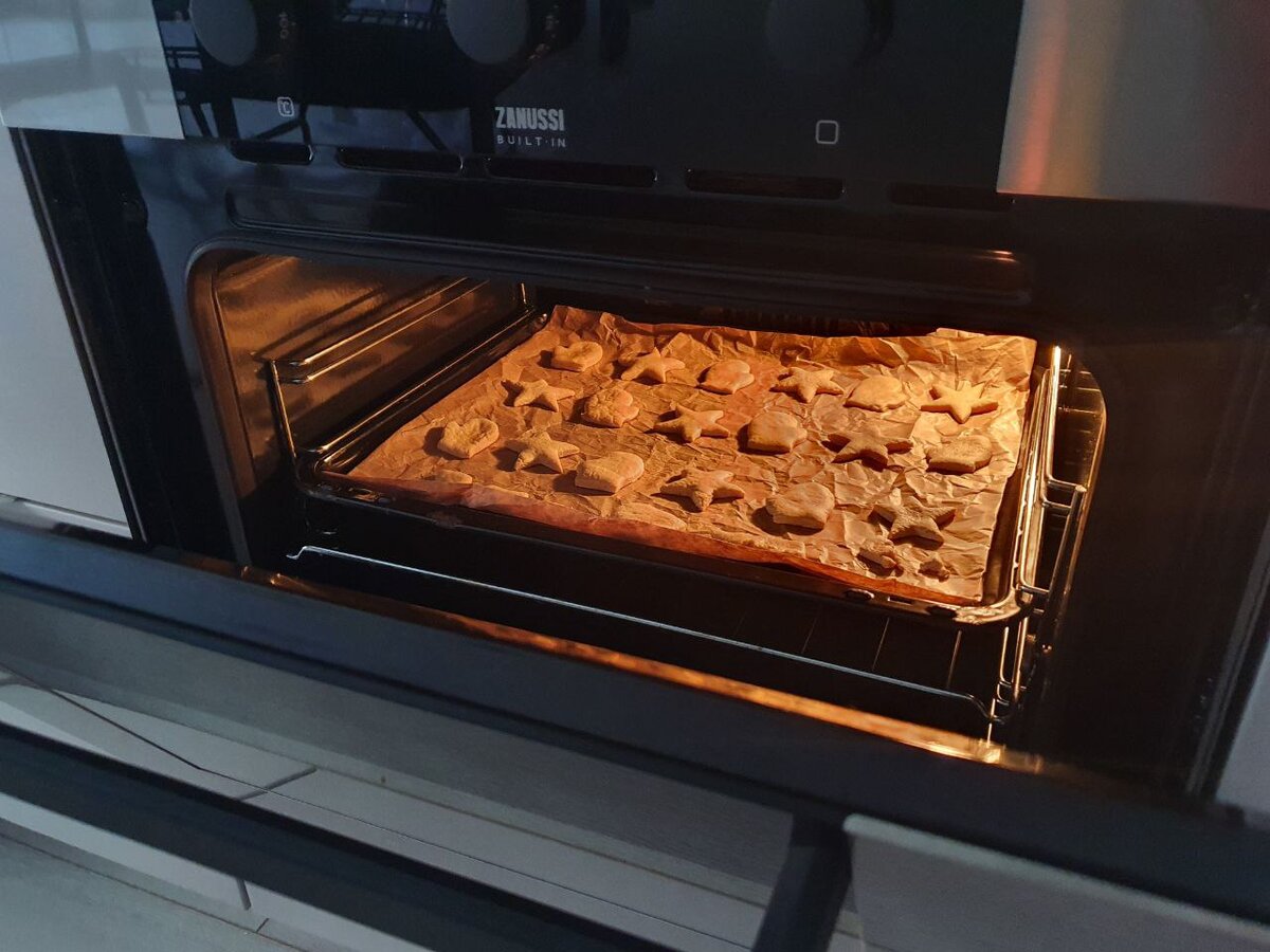 В чистой духовке и готовить приятнее, и еда получается вкуснее. Кто хочет рецепт - проверенных имбирных пряников - пишите в комменты!