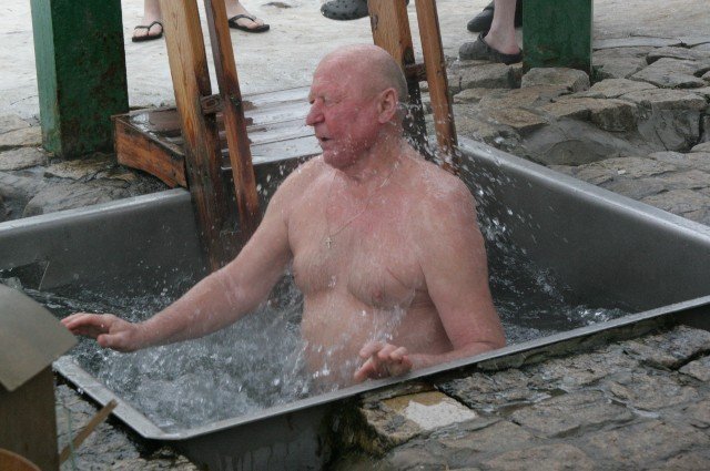    Разрешено ли купаться на Крещение без купальника?
