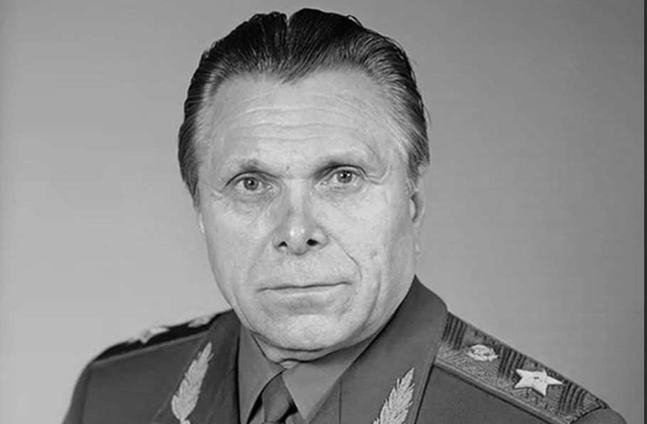 Этот человек будучи министром внутренних дел. Щелоков министр МВД СССР.