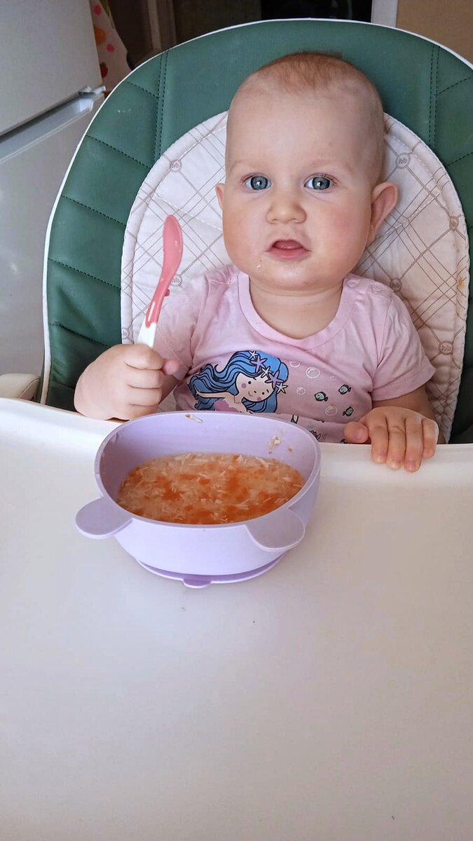 На обед у Лизы рисовый суп с индейкой. Кусочки в супе небольшие, риск подавиться минимальный, но уже просто так без пережевывания не проглотишь. Вот дочке и приходится тщательно жевать. 