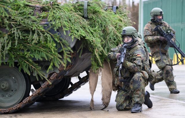    Войска НАТО © Robert Michael
