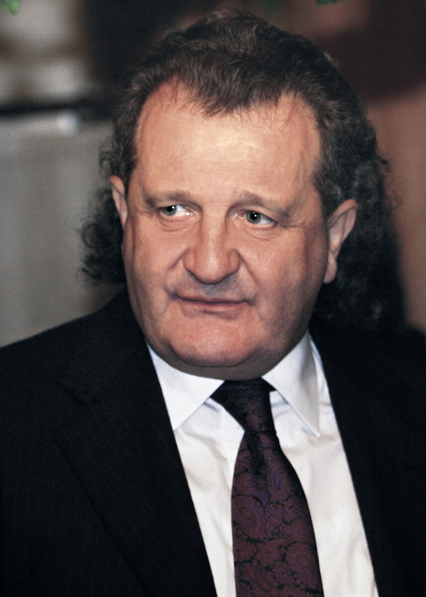 Шабтай Генрихович фон Калманович -израильский и российский предприниматель. Он был генеральным менеджером женской сборной России по баскетболу, владельцем женского баскетбольного клуба "Спартак", хозяином Дорогомиловского рынка. Открытый источник.