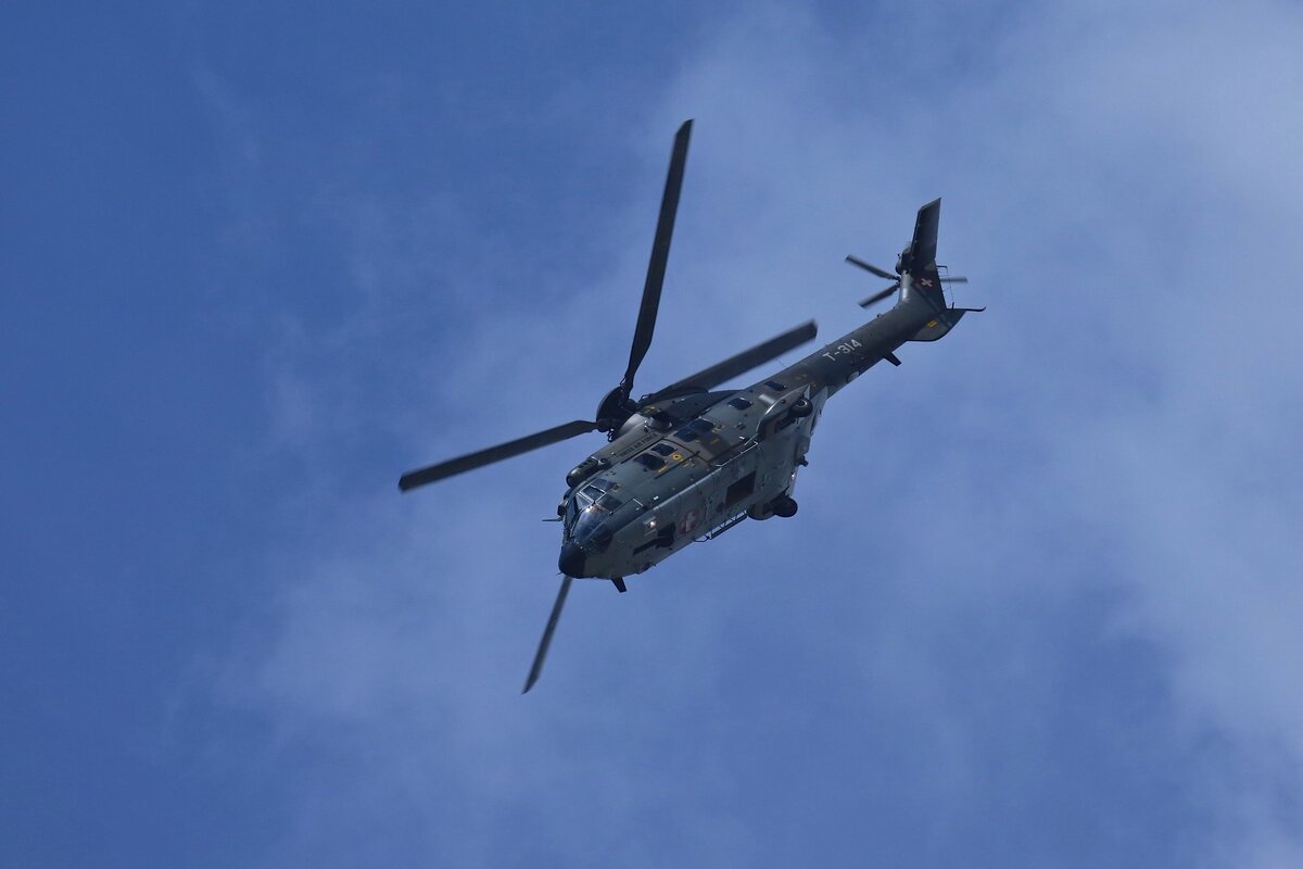 Вертолет AS332 M1 Super Puma 10. (сс) Ronnie Macdonald