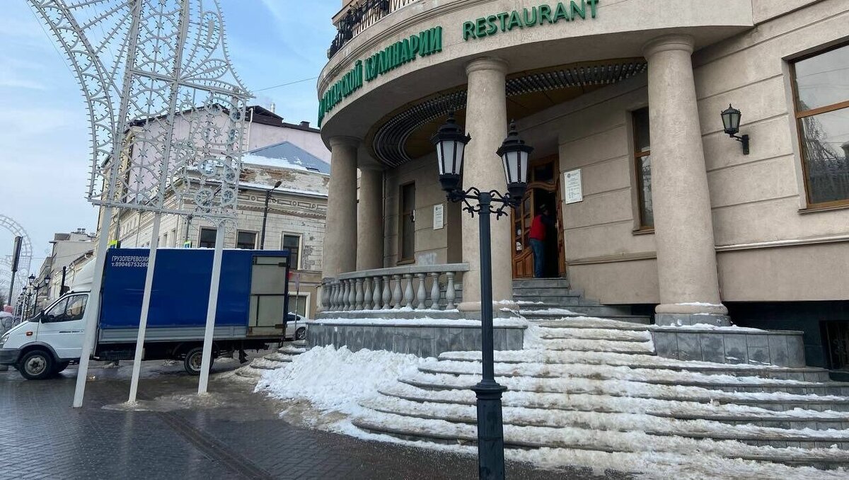     В Казани из Дома татарской кулинарии вывозят остатки техники. Фотографии с места передает корреспондент Inkazan.