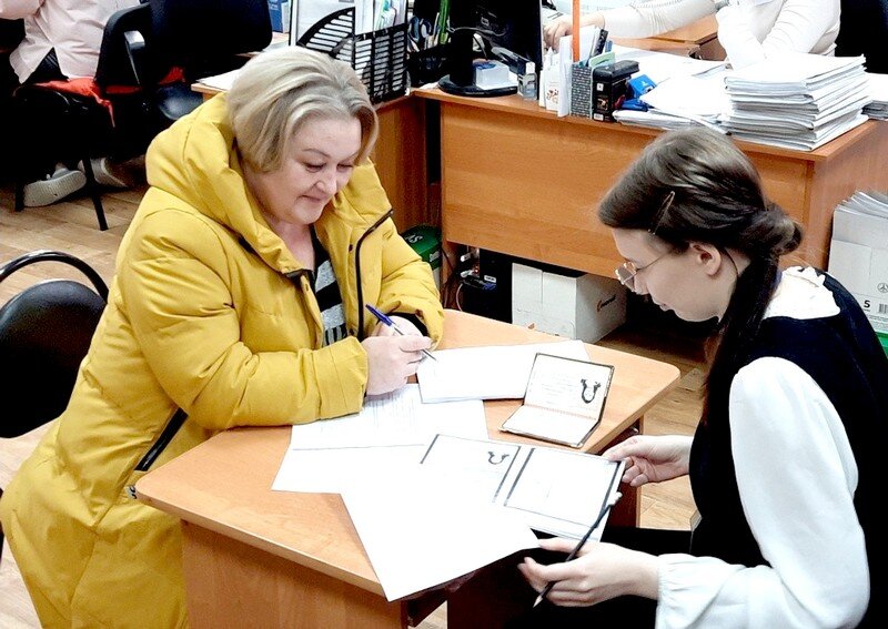 Марина оформляет соцконтракт (фото РИА ПО)
