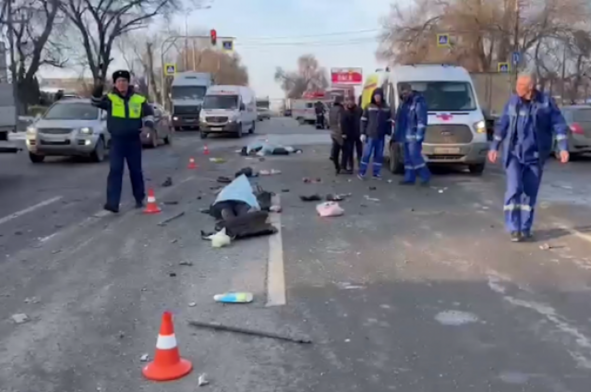    В Волгограде трое погибли в массовом ДТП с участием КамАЗа и маршрутки