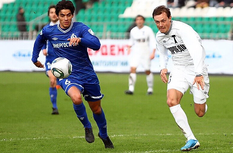 «Торпедо» - «Динамо» (Брянск) - 1:0. Торпедовец Евгений Гаврюк и защитник гостей Вильям.