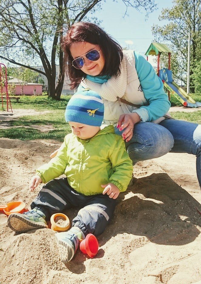 на детской площадке