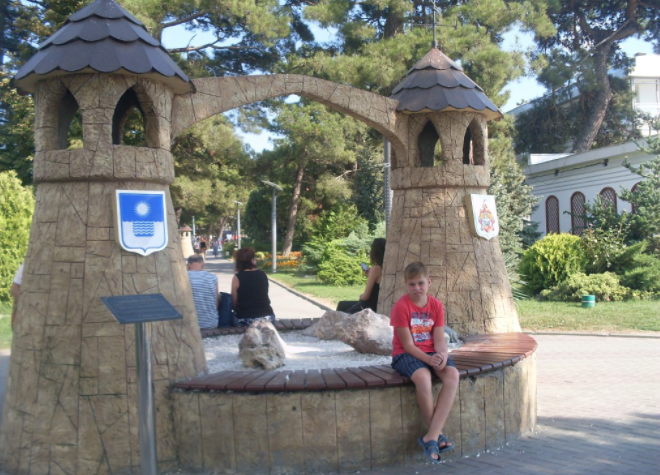 Грустный ребёнок ждёт заселения